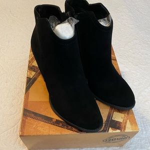 Unr8ed | Black Booties | 2.5” Heel | Size 7